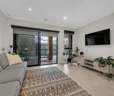 Splendid 4Br Townhouse in St Albans! - Photo 3