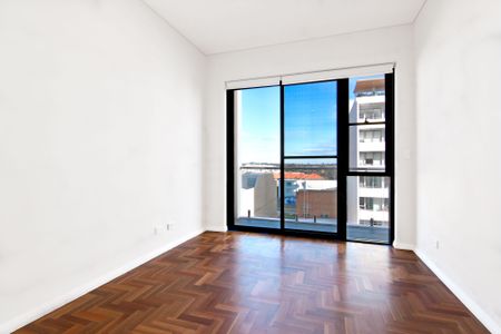 MAROUBRA JUNCTION - 2 BED - 2 BATH APARTMENT + TIMBER PARQUETRY FLOOR - Photo 3