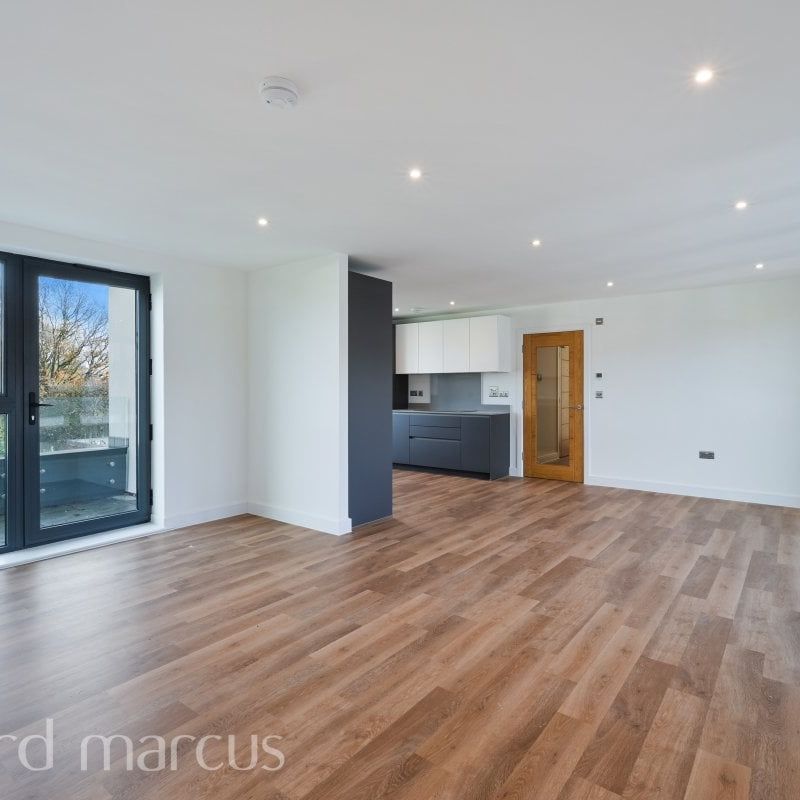 16 Lambert Place, Thames Ditton - Photo 1