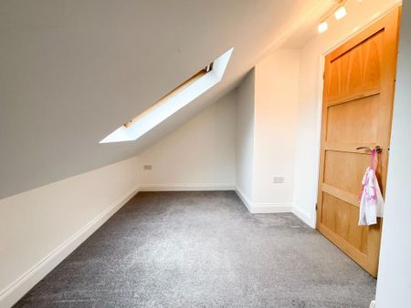 4 bedroom semi-detached house to rent - Photo 3