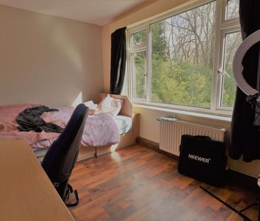 4 bedroom Flat in Grovewood, Leeds - Photo 5