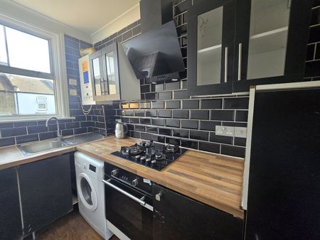 2 Bed Flat, Hermit Road, E16 - Photo 4