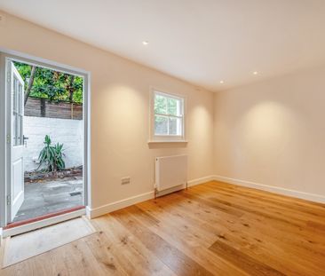 2 bedroom mews to rent - Photo 3