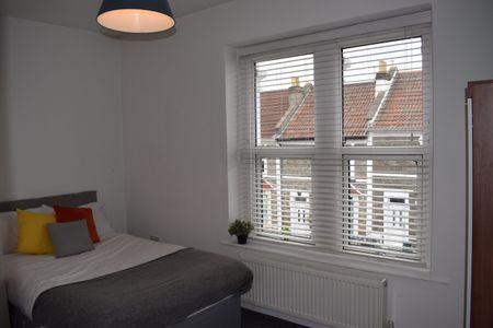 Spacious Ensuite - On Street Parking - Photo 5