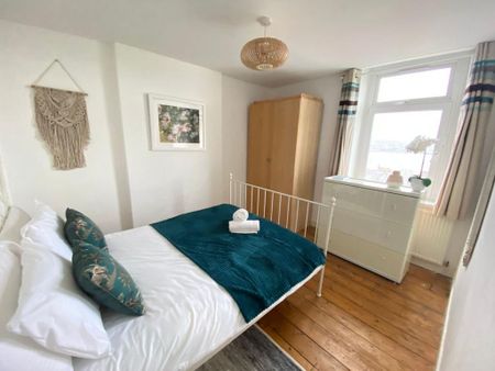 4 bedroom end of terrace house to rent - Photo 4