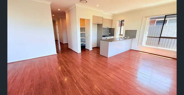 Stunning Modern Family Home with 5 bedrooms and study - Photo 1