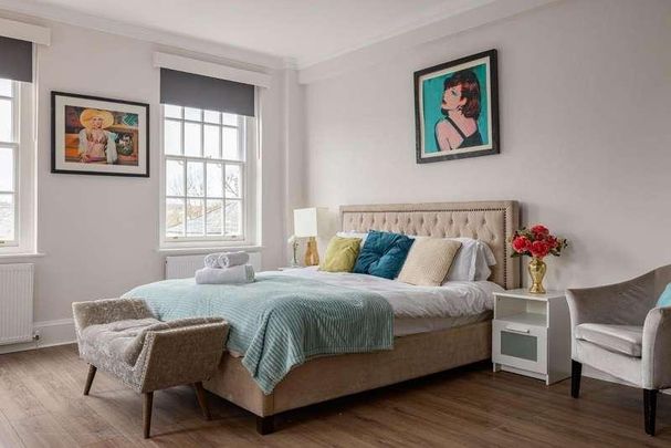 Warwick Gardens, London, W14 - Photo 1