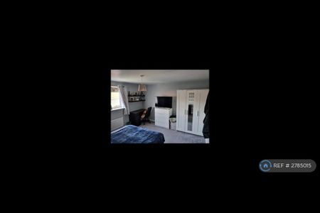 4 bedroom end of terrace house to rent - Photo 4