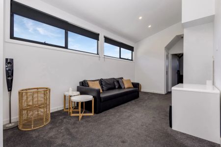 Charming in the Heart of Golden Square - Photo 4