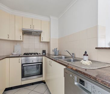Stylish Apartment in a Prime City Location - Photo 4