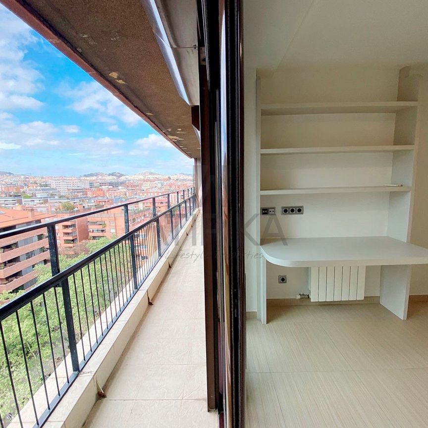 Impresionante ático-dúplex con vistas panorámicas, piscina privada, parking y trastero en Tres Torres, Barcelona - Photo 1