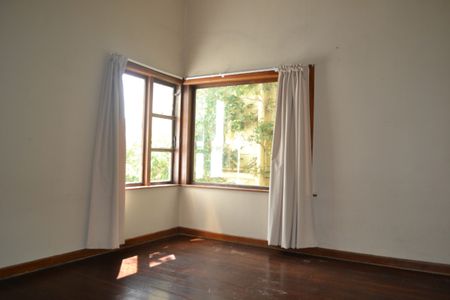 Central Three-Bedroom Home - Photo 4