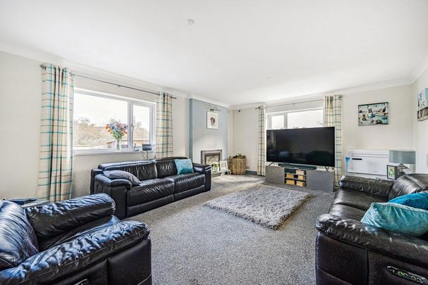 4 bedroom semi-detached bungalow to rent - Photo 1