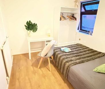 Room in a Shared House, Claire Place, E14 - Photo 1