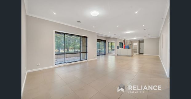 Lovely 3 Bedroom Home in Sanctuary Lakes! - Photo 1