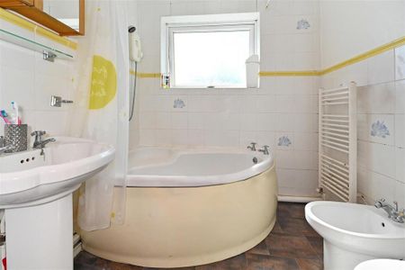 4 bedroom semi-detached house to rent - Photo 5