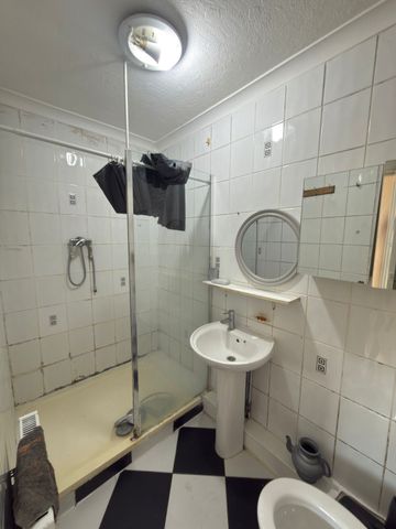 Five bedroom family house ideal for couples-£2600 - Photo 5
