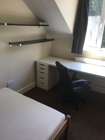 6 Bed Semi-Detached House, Kitchener Road, SO17 - Photo 2