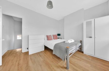 3 Bed Terraced House, Field Road, E7 - Photo 3