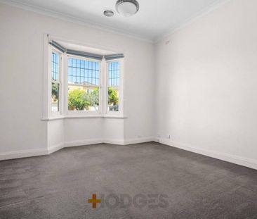 Stylish Californian Looking Into The Sun - Photo 6