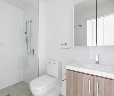 Modern boutique apartment with study - Photo 3