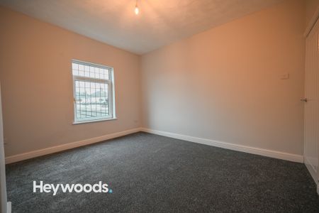 2 bed terraced house to rent in Sparrow Terrace, Newcastle, Staffordshire - Photo 3