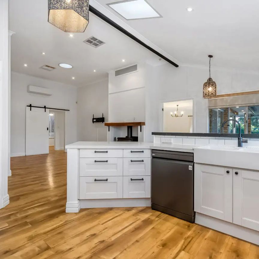 “VIP TWILIGHT CHEESE & WINE VIEWING” - Photo 1