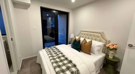 Central location and brand new luxury - Photo 5