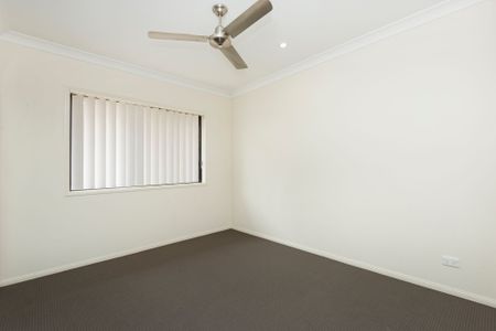 Large Home with Custom Finishes - Solar Powered - Photo 4