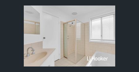 FRESH PAINT. NEW CARPET. 3 BED LOW-MAINT HOME WITH DUCTED HEAT & COOL!!! - Photo 3