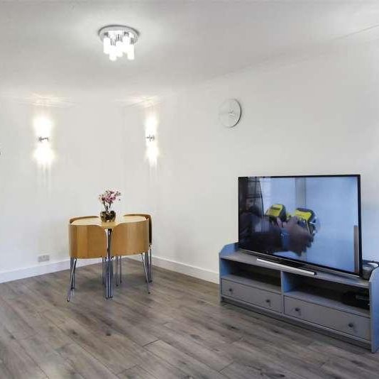 Swanholm Gardens, Calcot, RG31 - Photo 1