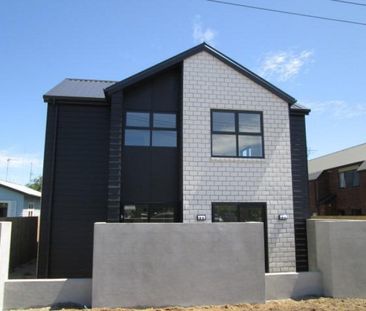 Stylish Townhouse - Photo 3