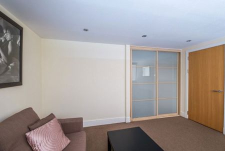 To Let 2 Bed Flat - Photo 5