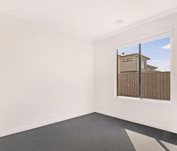 Immaculate and Near New Spacious Family Home in Prime Location - Photo 4