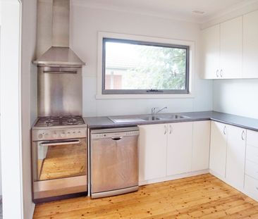 3 Mawarra Crescent, Chadstone VIC 3148 - House For Rent | Domain - Photo 4