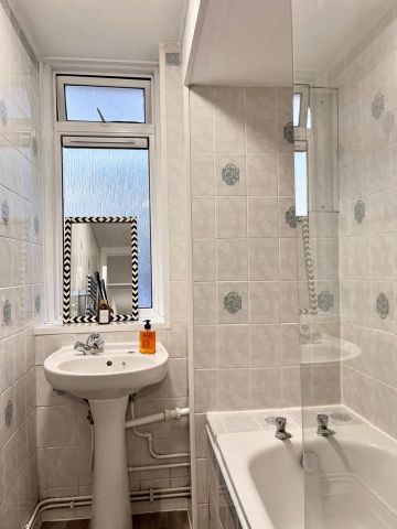 Room in a Shared Flat, Sherlock Court, NW8 - Photo 4