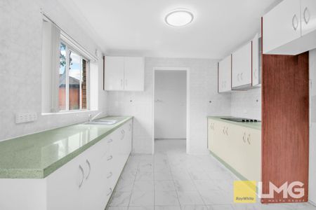 WELL-MAINTAINED BLOCK & APARTMENT - Photo 4