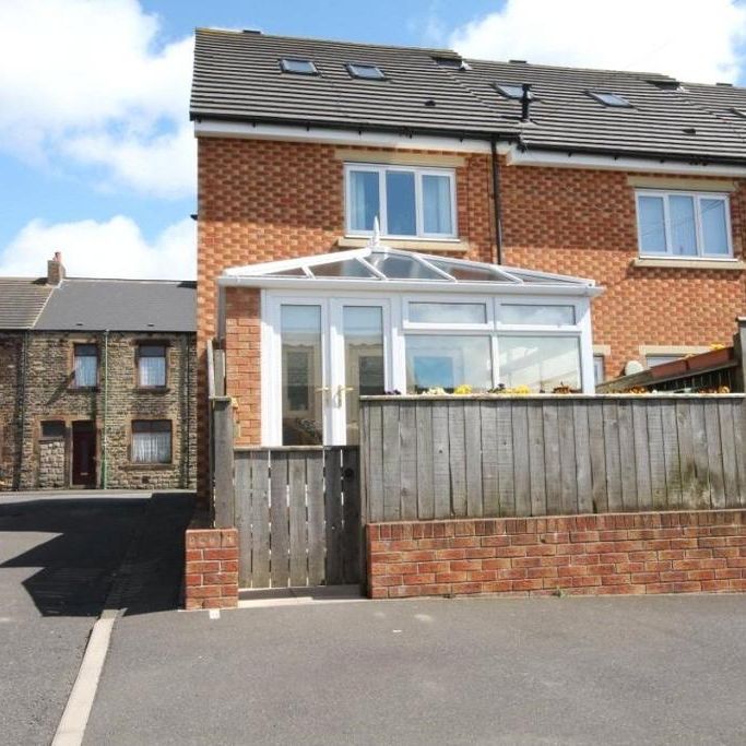 4 bedroom end of terrace house to rent - Photo 1