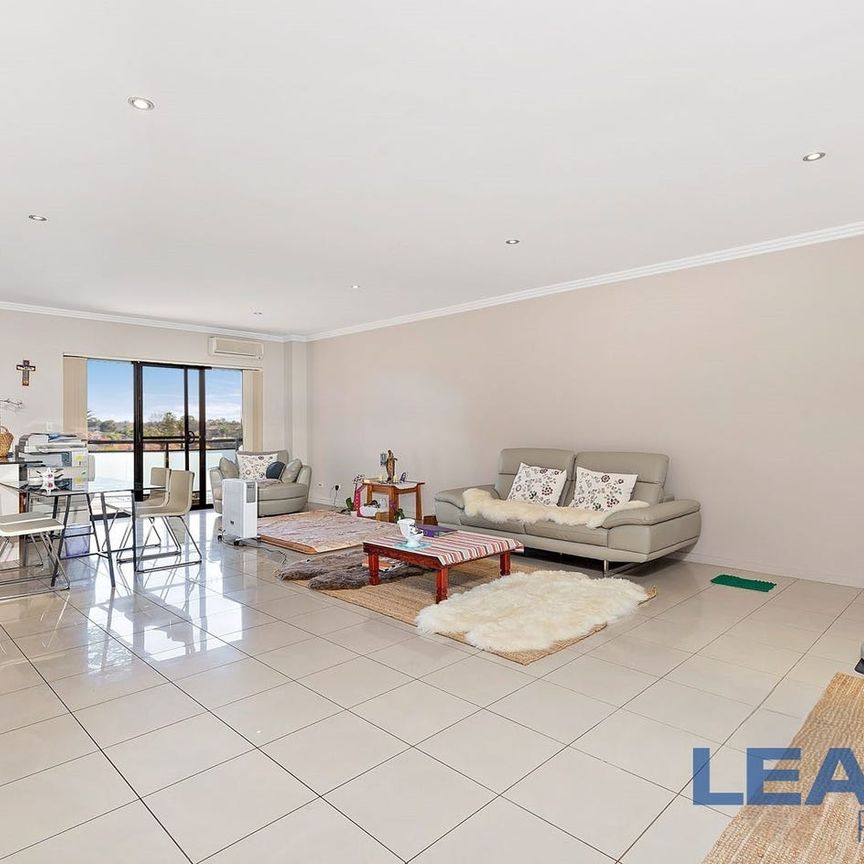 Spacious 4 bedrooms in a fantastic Location - Photo 1