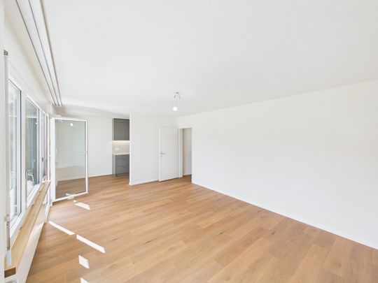 Helle und renovierte 4.5-Zimmerwohnung mit Balkon - Photo 1