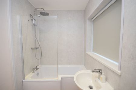 2 bed flat to rent in Osborne Avenue, South Shields, NE33 - Photo 2