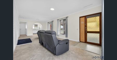 Neat & Tidy Street-Front Villa in a Superb Location - Photo 5