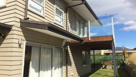 Elevated Two-bed home with beautiful views to Rent - Photo 3