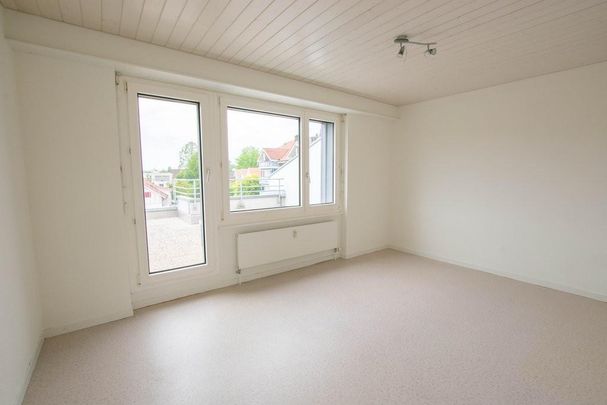 Attikawohnung mit grosser Terrasse an der Landwirtschaftszone in Brügg - Photo 1