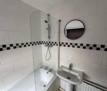 Spacious Bedroom House, LN1 - Photo 6