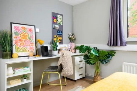 Large High Double Ensuite - Photo 4