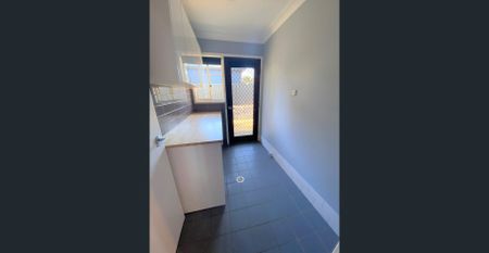 Stylish 3 bedroom house with low maintenance rear courtyard - Photo 4