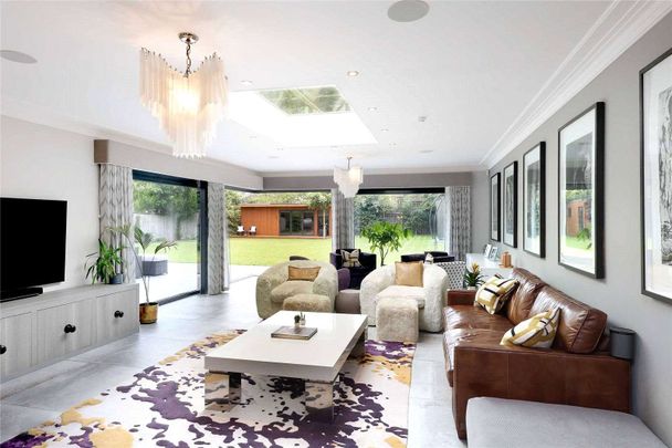 An exceptional Beaconsfield residence offering expansive, family luxury and outstanding indoor/outdoor entertaining within a private, landscaped setting. - Photo 1