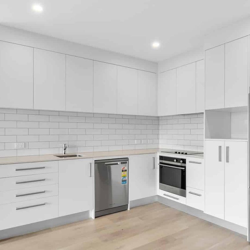 Top Floor Apartment in Northcote - Photo 1