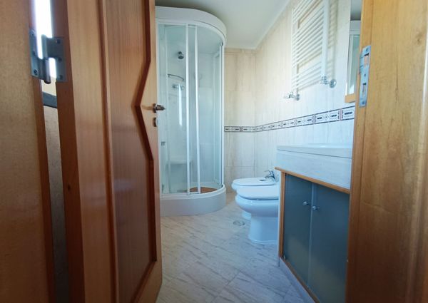 Apartamento T3 com Terraço Privativo para Arrendamento em Nova Queijas